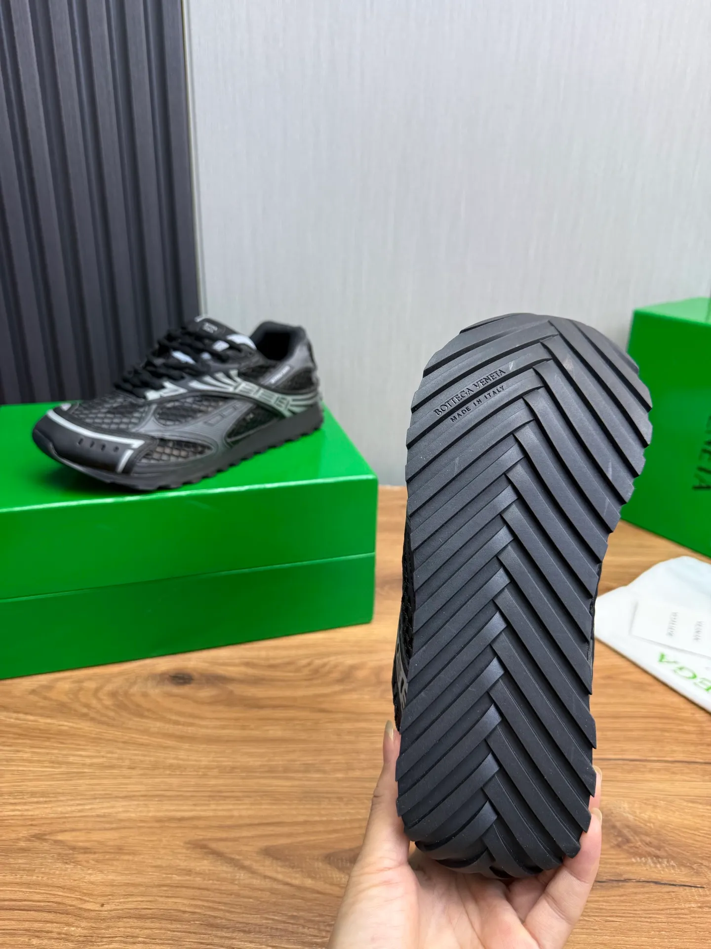 Men's men's shoes 💰620💰 BV top version 𝘽𝙊𝙏𝙏𝙀𝙂𝘼 𝙑𝙀𝙉𝙀𝙏𝘼 Orbit sneakers Wang Yibo same style couple style dad shoes 🩷💚 Runner sneakers, made of lightweight technical mesh fabric. Features a geometric patterned rubber outsole. Pay attention to the package craftsmanship ❕ High version shipping ❗️ Very nice, durable to play with and durable to make ✔️ Standard version 💯💯 The outsole is made of color-blocked TPU outsole. Women’s model 35-41 (40 41 customized) Men’s model 39-46 (45.46 customized) Equipped with original packaging